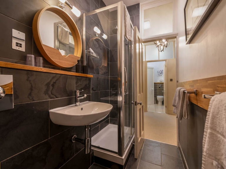 En-suite bathroom